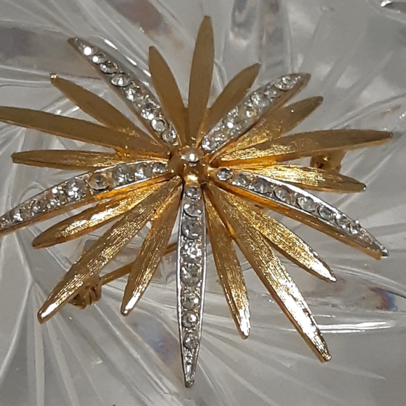 Vintage Coro Brooche, 2" Wide Gold Tone With Rhinestones - Picture 9 of 11